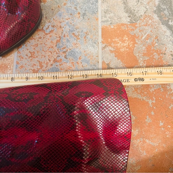 👢Stunning Red & Black Snake Print Pointed Toe High Heel Boot! - Picture 5 of 11